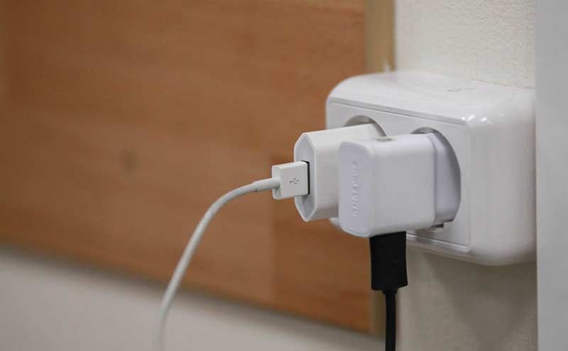 Ne laissez pas les chargeurs dans la prise !