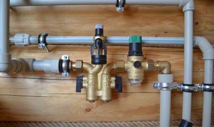 Plomberie à faire soi-même dans une maison de campagne privée: règles d'aménagement