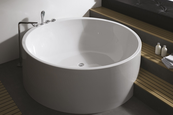 Bain en acrylique ou en fonte - quel est le meilleur et pourquoi ?