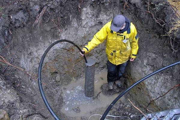 Pourquoi y a-t-il de l'eau trouble ou jaune dans le puits: causes de la pollution et méthodes pour leur élimination