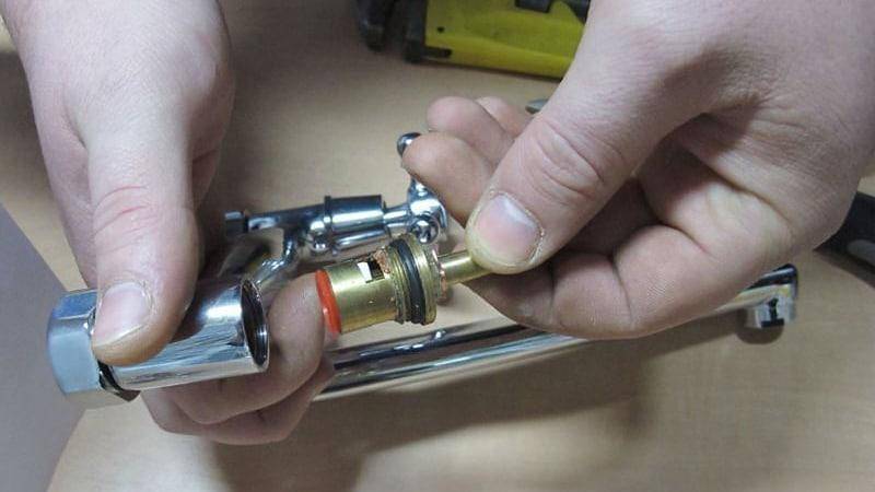 Comment réparer un robinet dans une salle de bain avec douche : causes et solutions en cas de panne