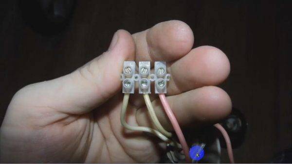 Comment connecter un lustre à un interrupteur à deux gangs: instructions étape par étape