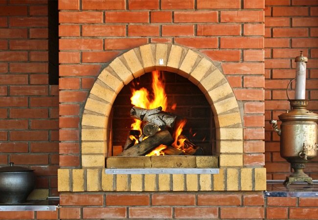Installation d'un poêle-foyer dans le but de chauffer une maison ou un chalet