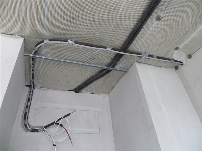 Caractéristiques de l'installation d'un climatiseur sur des façades isolées et ventilées et de l'évacuation des condensats dans les égouts. systèmes de partage de canaux