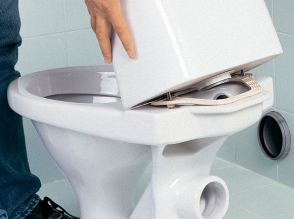 Les toilettes fuient après la chasse d'eau : comment réparer une fuite dans les toilettes lorsqu'elles fuient, comment y remédier si l'eau coule à cause d'une chasse d'eau à bouton-poussoir, pourquoi l'eau du réservoir coule constamment dans les toilettes, pourquoi elle fuit, quoi faire, comment le réparer pour que l'eau ne coule pas