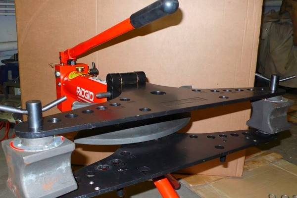 Comment choisir une cintreuse hydraulique: types d'équipements et leurs caractéristiques