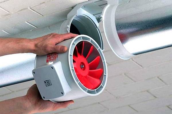 Installation de ventilation (42 photos): installation de systèmes de ventilation sur les fixations, schémas de conception de hottes avec leurs propres leçons