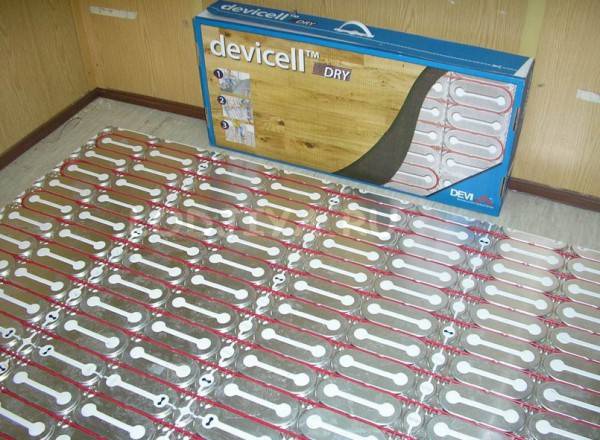 Chauffage au sol sous stratifié sur un sol en béton : nuances de design + notice de pose détaillée