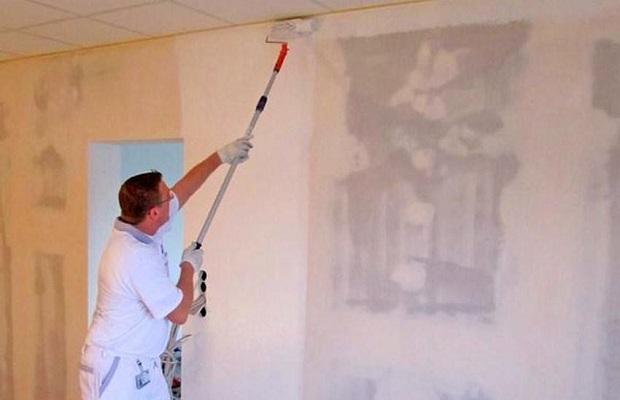 Murs d'apprêt pour le mastic