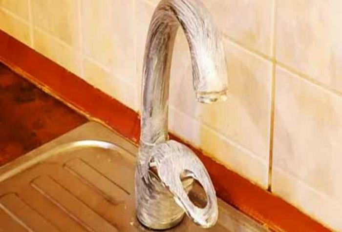 Comment éliminer le calcaire dans la salle de bain et redonner propreté et brillance à la plomberie ?