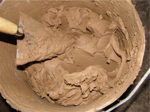 Mortier d'argile pour la pose de poêles: les proportions d'argile et de sable, comment préparer le bon mélange d'argile réfractaire et enduire le poêle, ainsi que la composition ciment-argile pour le plâtre à faire soi-même