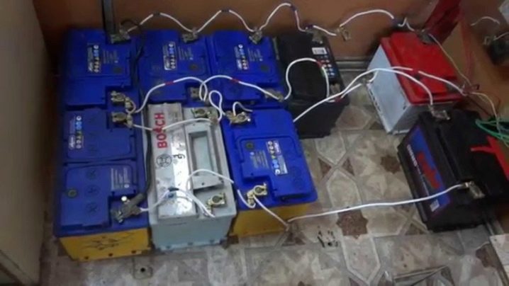 Schéma de connexion des panneaux solaires : au contrôleur, à la batterie et aux systèmes entretenus