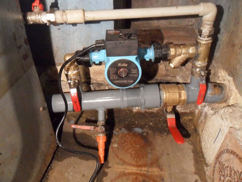 La progression de l'installation de la pompe de circulation dans le système de chauffage