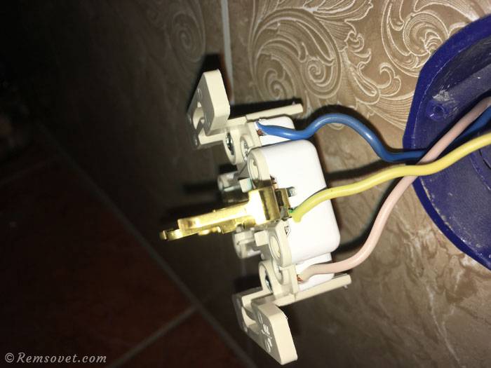 Comment connecter une prise double : installer une prise double dans une prise