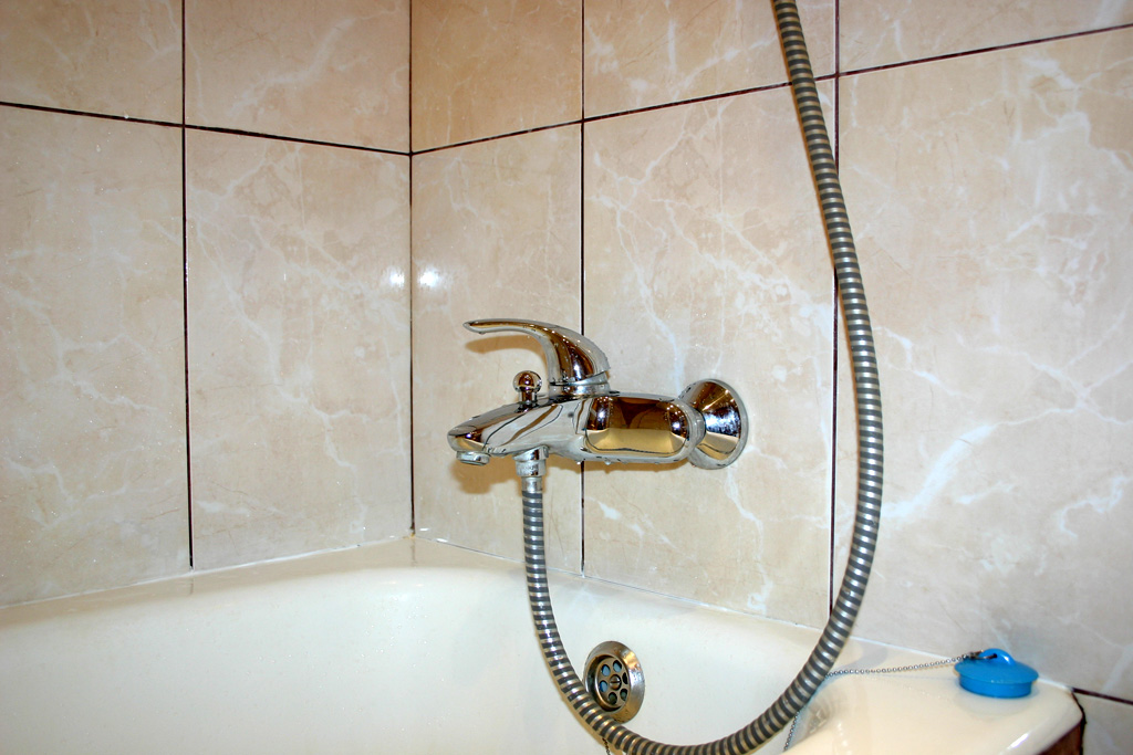 Installation d'un robinet dans la salle de bain à faire soi-même: instructions et vidéos pour l'appareil du robinet, conseils d'experts