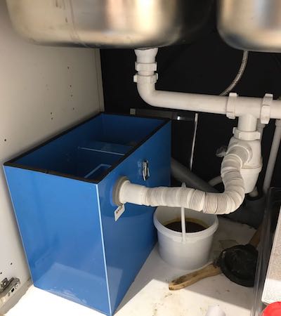 Comment installer un bac à graisse sous l'évier de vos propres mains