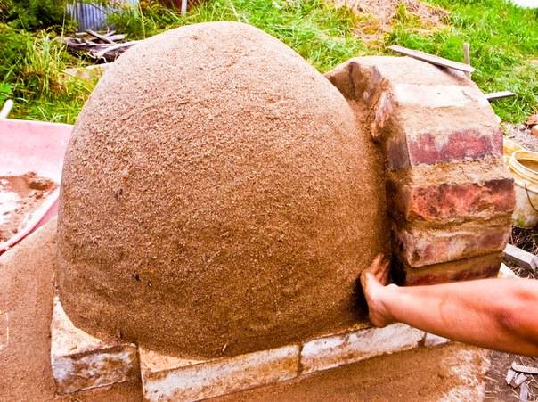 Comment enduire le four pour qu'il ne se fissure pas: comment enduire d'argile, comment préparer l'argile pour enduire le four, le mastic, comment couvrir les fissures entre les briques, comment utiliser l'argile réfractaire, le mortier