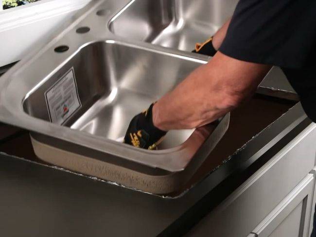 Comment connecter un évier: règles d'installation d'un évier, installation d'un évier avec une armoire