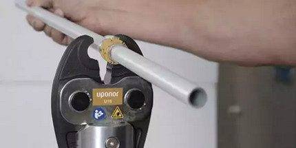 Pinces à sertir pour tuyaux métal-plastique - types, caractéristiques, installation de connexion