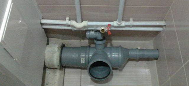 Pourquoi le robinet de la salle de bain bourdonne-t-il : rechercher la cause et résoudre le problème