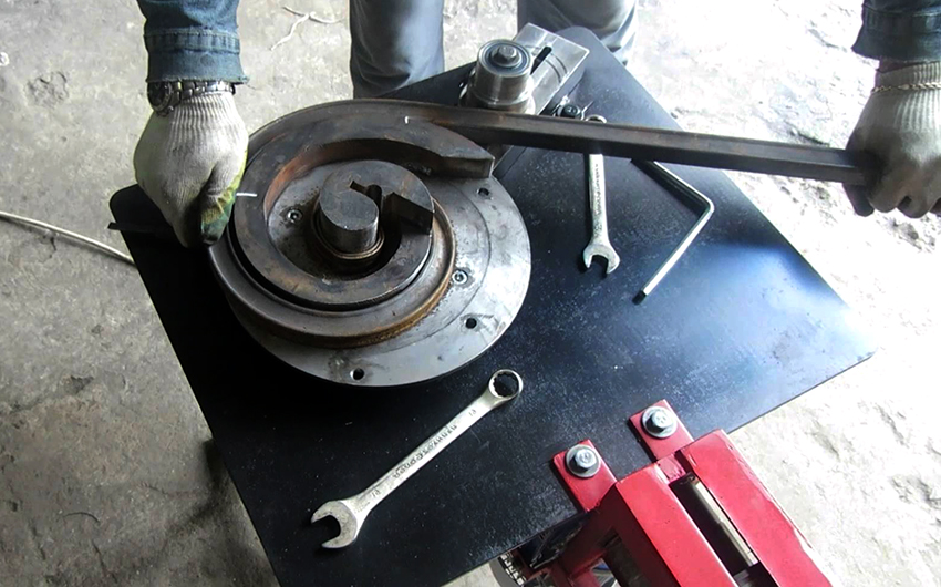 Cintrage d'un tube profilé sans utiliser de cintreuse à la maison