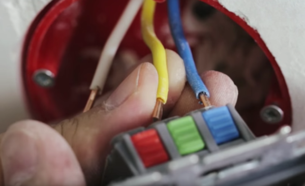 Prises et interrupteurs aériens : règles pour une installation et un raccordement en toute sécurité