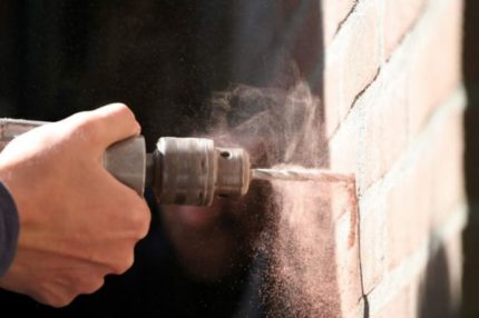 Est-il possible d'accrocher des armoires sur un conduit de ventilation: nuances juridiques et conséquences pour le contrevenant