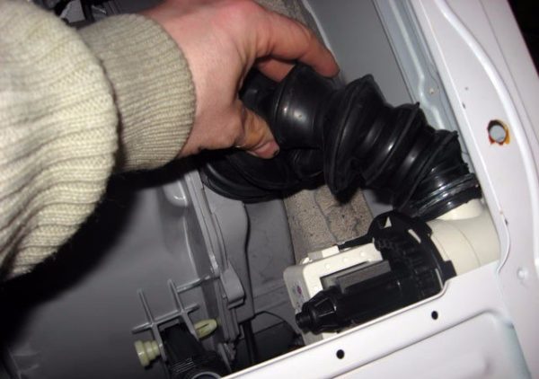 Comment vidanger l'eau d'une machine à laver : méthodes et conseils utiles - point j