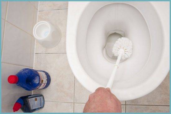 Comment nettoyer les toilettes des calculs urinaires, de la rouille et d'autres dépôts: le pour et le contre des différentes méthodes