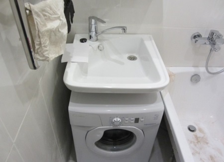 Le processus d'installation d'un évier sur une machine à laver par étapes