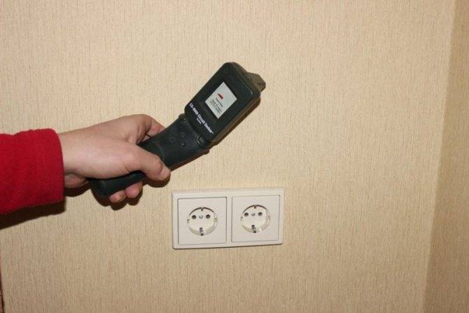 Comment trouver un fil cassé dans le mur : trouver l'emplacement du fil cassé à l'aide d'un multimètre