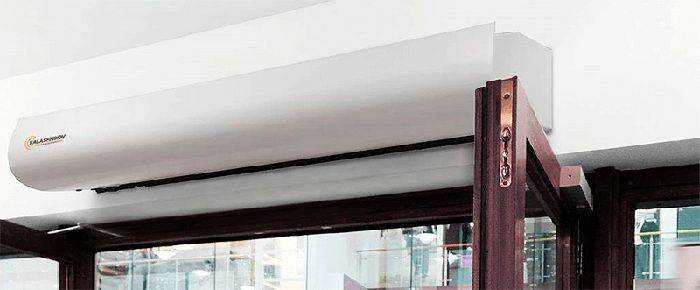 Sélection et installation d'un rideau thermique sur la porte d'entrée