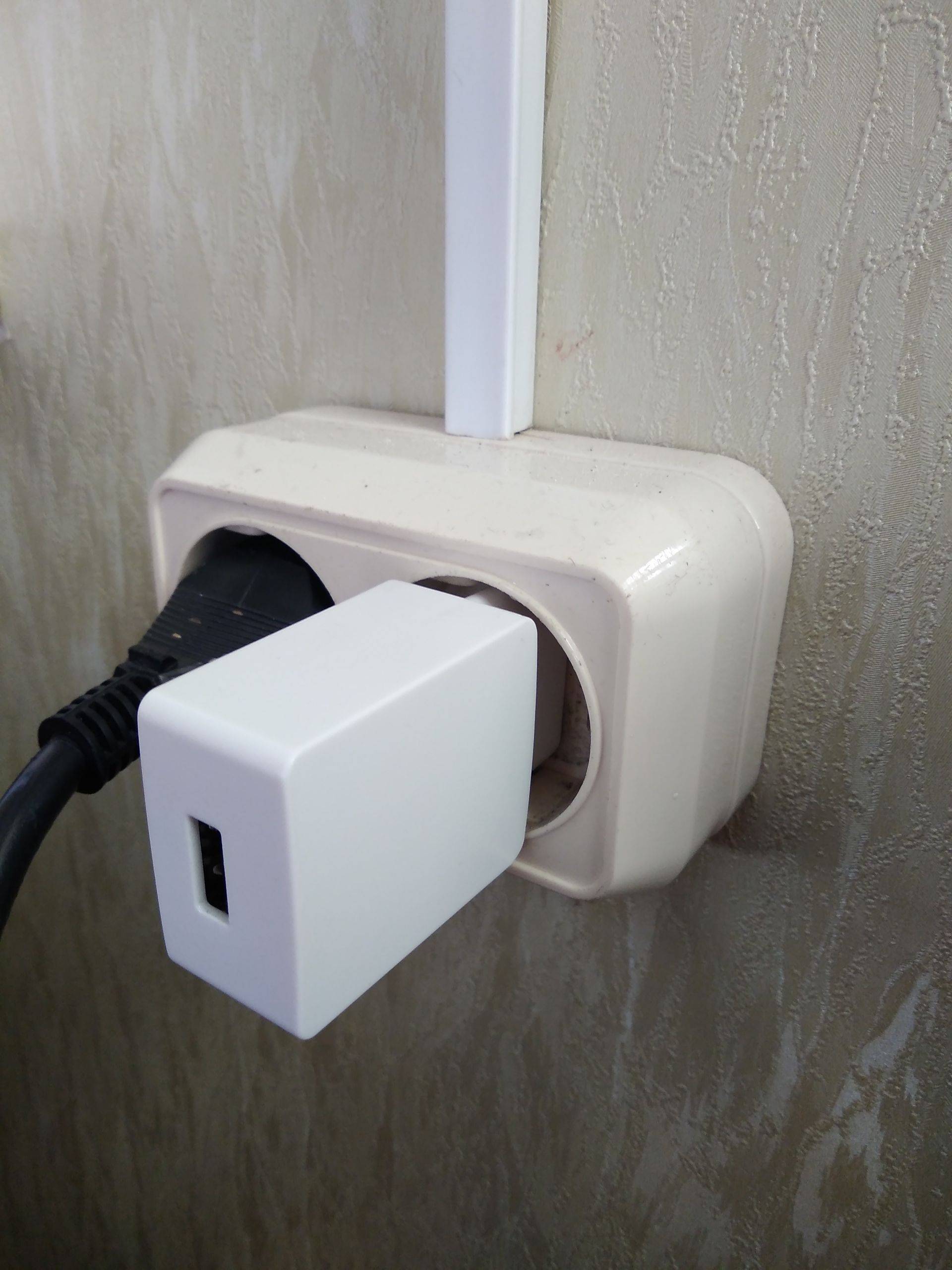 Recharge dans une prise : pourquoi il ne faut pas laisser son chargeur toute la nuit