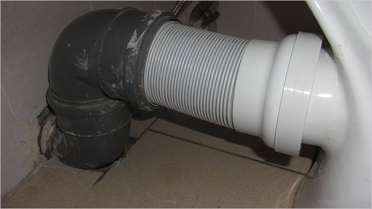 Raccordement d'une cuvette de toilettes à l'alimentation en eau et à l'assainissement en 13 étapes