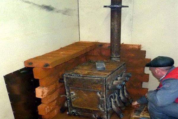 Poêle à ventre à faire soi-même pour une résidence d'été et un garage: instructions pour l'autoproduction