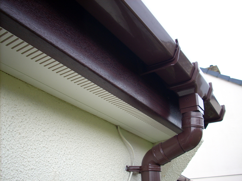 Quelle gouttière est la meilleure - en plastique ou en métal ? Bilan comparatif