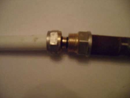 Raccordement de tuyaux en plastique à des tuyaux métalliques: une analyse des meilleures méthodes et des nuances d'installation