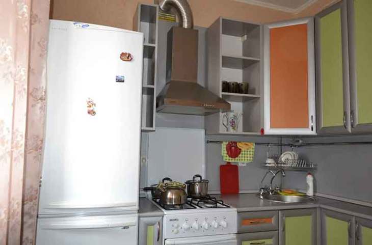 Réfrigérateur et cuisinière à gaz dans la cuisine : distance minimale entre les appareils et conseils de placement