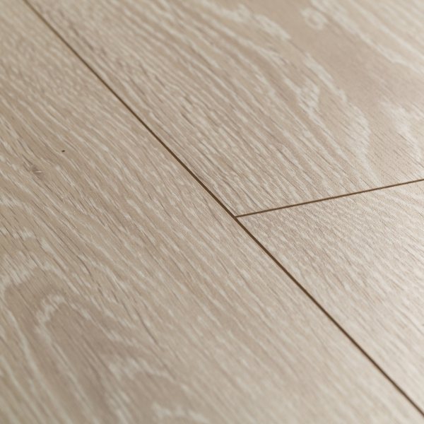 Chauffage au sol sous stratifié sur un sol en béton : nuances de design + notice de pose détaillée