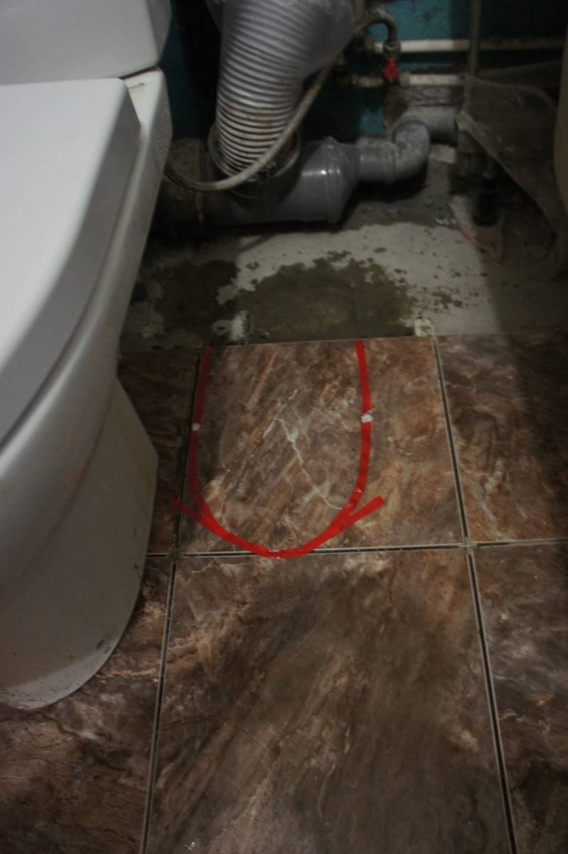 Installer un WC sur un sol carrelé