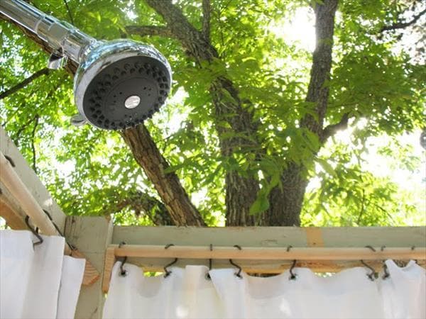 Cabines de douche en bois pour chalets d'été: construire une douche d'été de vos propres mains