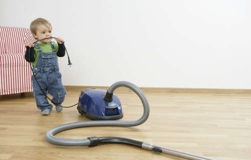 Nettoyeur professionnel avec 40 ans d'expérience dit comment nettoyer le sol