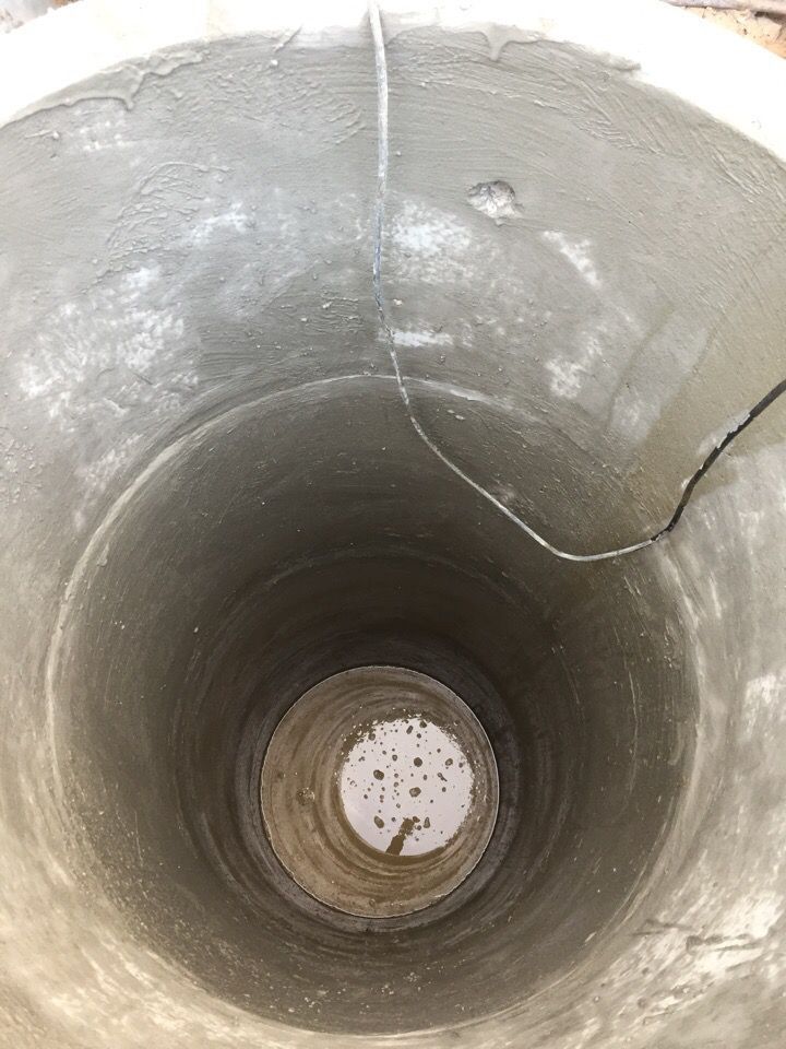 Comment approfondir correctement un puits avec de l'eau sur un sable mouvant avec des anneaux de plus petit diamètre: jusqu'à l'aquifère suivant, instruction vidéo pour approfondir dans le pays de vos propres mains, photo