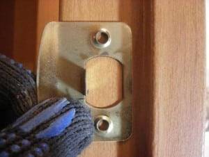 Comment installer indépendamment un loquet dans une porte intérieure: une instruction étape par étape avec une photo