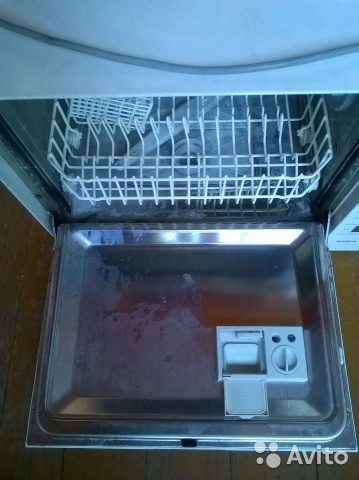 Revêtement blanc sur la vaisselle après le lave-vaisselle