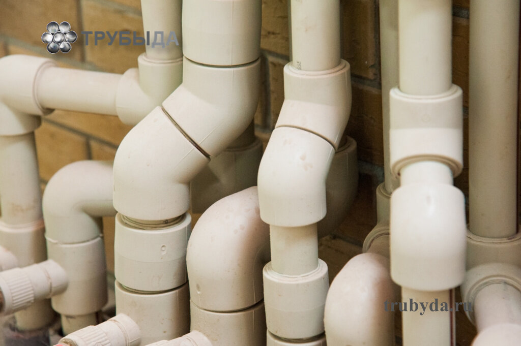 5 inconvénients graves des tuyaux en plastique pour l'approvisionnement en eau et le chauffage