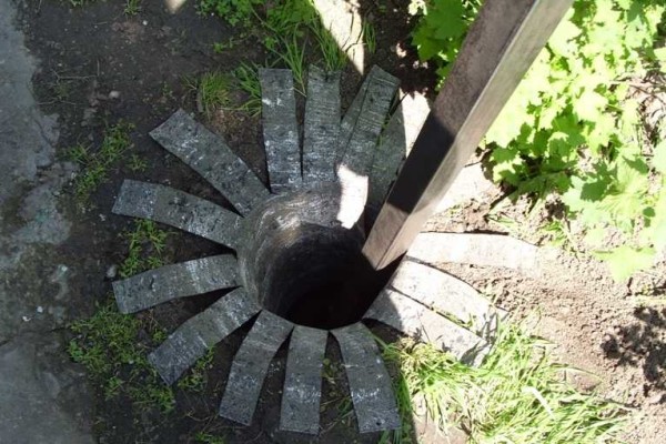 Clôture à faire soi-même à partir d'une feuille profilée: instructions pas à pas pour la construction d'une clôture