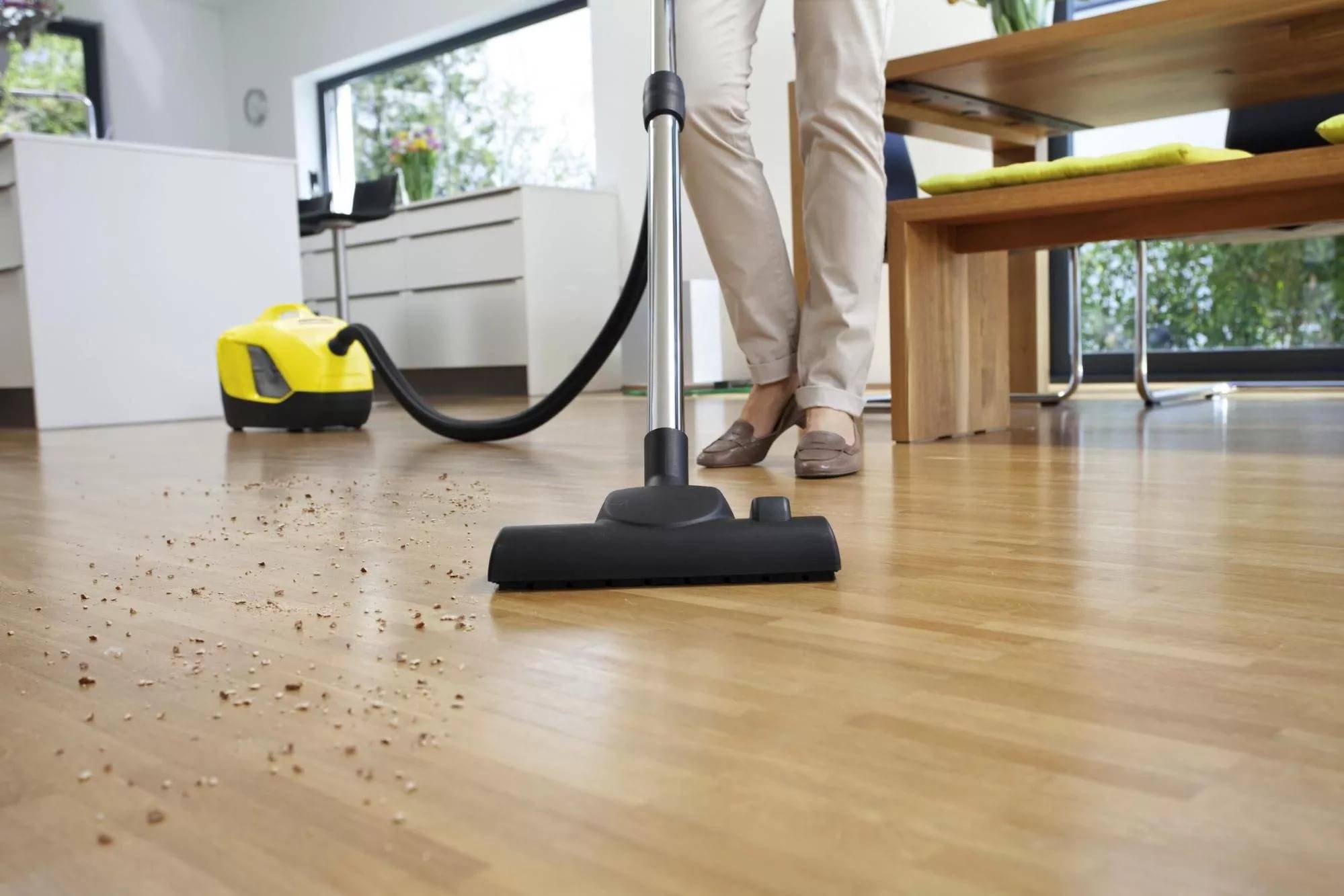 À quelle fréquence les sols doivent-ils être nettoyés et aspirés correctement ?