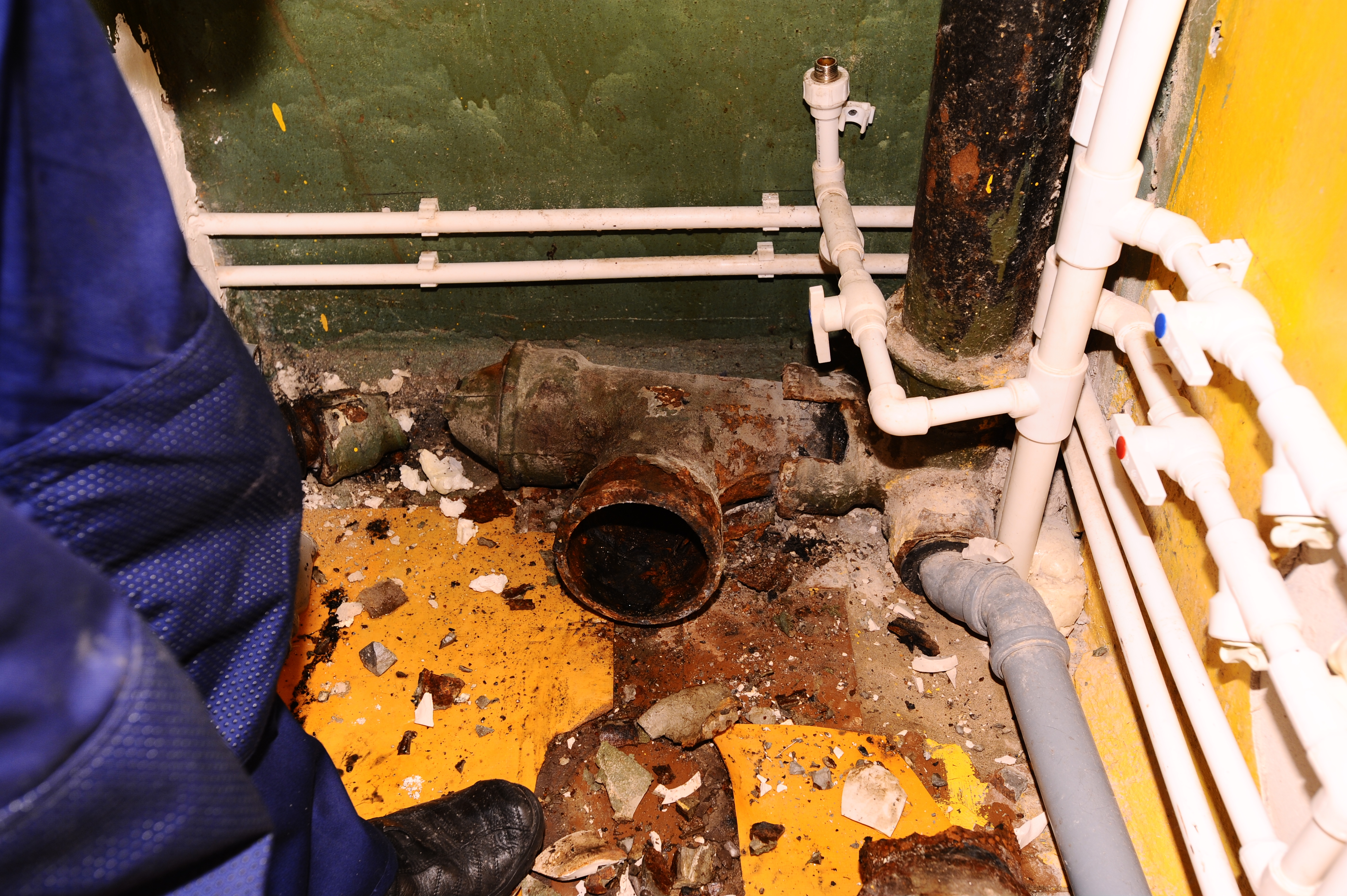 Remplacer les tuyaux d'égout de la fonte par du plastique : bien faire les choses