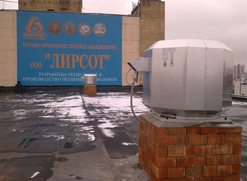 Nœud de passage de ventilation à travers le toit: options et règles de construction